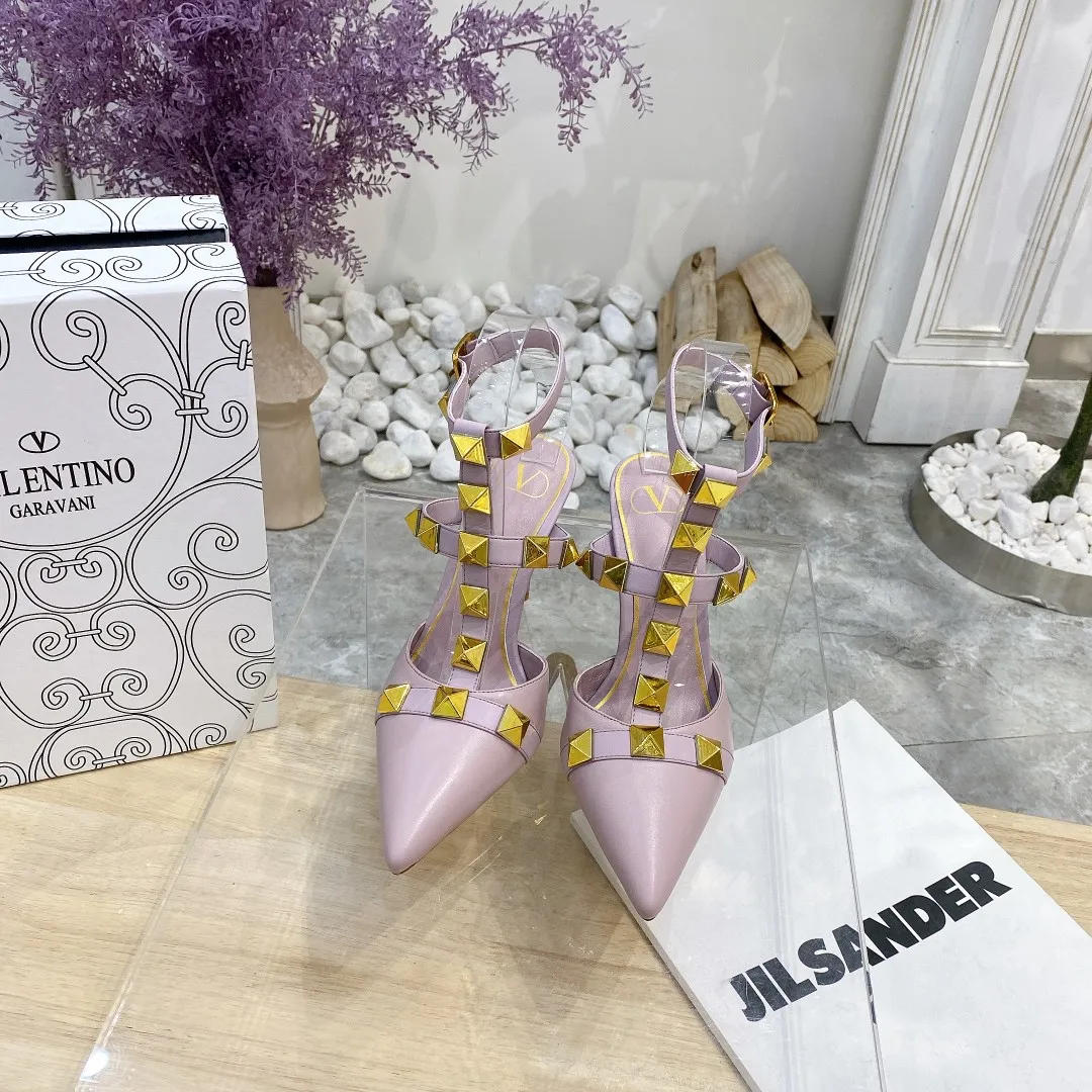 👟👟Ex-factory price 400👟👟 Genuine leather sole +40 (buckle style +10) Valentino Spring and summer new rivet shoes are new☑️ —————————————— The latest golden big rivet elements are full of high-end! Extremely fashionable Heel height: 9.5cm Upper: Matt sheepskin Lining: Sheepskin lining Outsole: Italian genuine leather outsole, rubber sole optional Color: Two styles with 8 colors available Code number: 34-41 (34 and 42 are custom-made and non-returnable) Buckle style: +10 Slippers style: